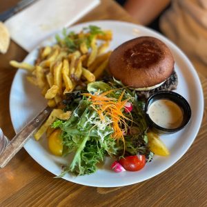 Burger frittes salade - Brasserie Le Cartel